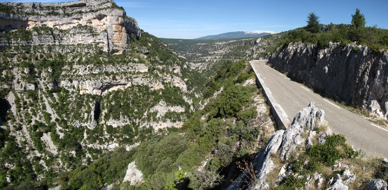 gorges de la nesque.jpg - Na een dag fietsen gaan we met de auto op pad om oa de top van de Mont Ventoux te gaan bekijken. We pakken de toeristische route die via de Gorges de la Nesque loopt.